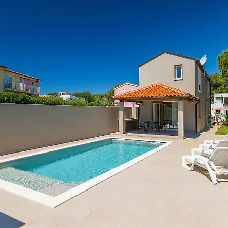 250 Meter Zum Mit Privatpool, Bbq, Klima Casa de Férias Premantura
