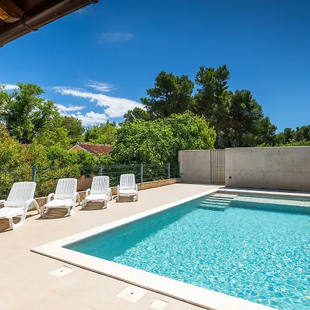 250 Meter Zum Mit Privatpool, Bbq, Klima Premantura